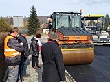 przebieg ostatnich prac skontrolowali wójt gminy Kłodzko, Zbigniew Tur oraz wiceprzewodnicząca Rady Gminy, Halina Witos.