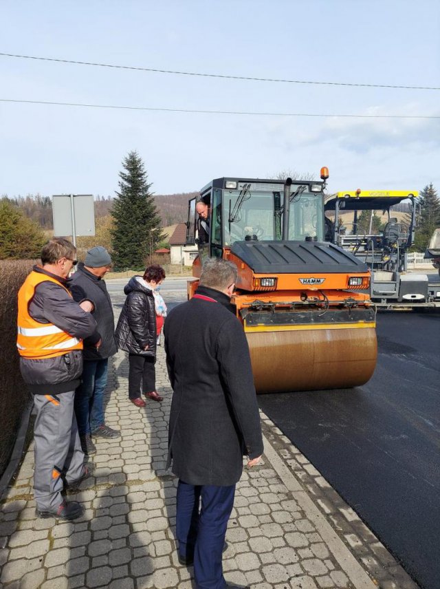 przebieg ostatnich prac skontrolowali wójt gminy Kłodzko, Zbigniew Tur oraz wiceprzewodnicząca Rady Gminy, Halina Witos.