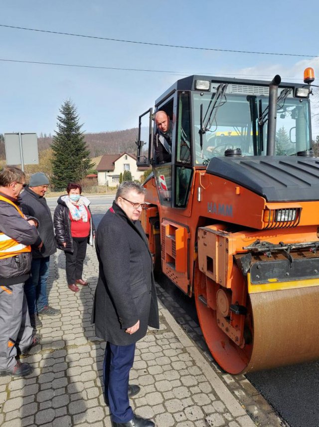 przebieg ostatnich prac skontrolowali wójt gminy Kłodzko, Zbigniew Tur oraz wiceprzewodnicząca Rady Gminy, Halina Witos.