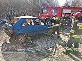 Ćwiczenia odbyły się na złomowisku z zachowaniem reżimu sanitarnego i były doskonałą okazją do utrwalenia umiejętności praktycznych strażaków.