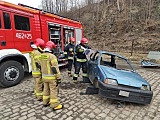 Ćwiczenia odbyły się na złomowisku z zachowaniem reżimu sanitarnego i były doskonałą okazją do utrwalenia umiejętności praktycznych strażaków.