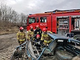 Ćwiczenia odbyły się na złomowisku z zachowaniem reżimu sanitarnego i były doskonałą okazją do utrwalenia umiejętności praktycznych strażaków.