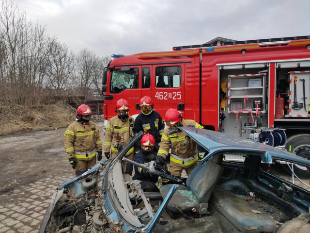 Ćwiczenia odbyły się na złomowisku z zachowaniem reżimu sanitarnego i były doskonałą okazją do utrwalenia umiejętności praktycznych strażaków.