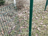 W nocy z 15 na 16 marca nieznany sprawca bądź sprawcy ukradli 10 przęseł ogrodzenia i dwie furtki.
