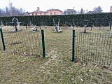 W nocy z 15 na 16 marca nieznany sprawca bądź sprawcy ukradli 10 przęseł ogrodzenia i dwie furtki.