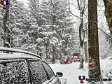 W trakcie dojazdu na miejsce wypadku jeden z wozów strażackich jadących z Nowej Rudy, na łuku drogi złapał pobocze i aby uniknąć zderzenia z jadącym z naprzeciwka samochodem osobowym, zjechał do prawej strony i zsunął się do rowu.