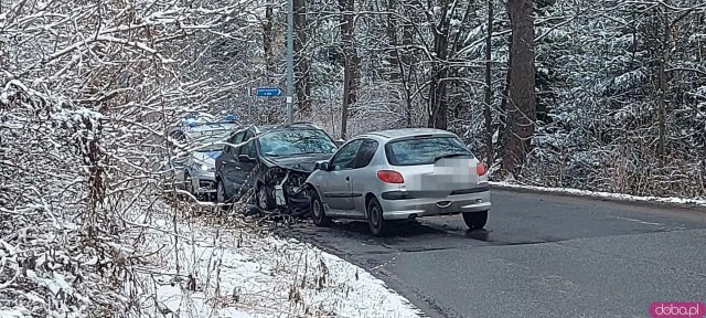 Ruch odbywa się wahadłowo. 