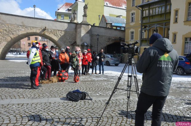 Zamiast topienia tradycyjnej Marzanny, w Kłodzku utopili kukłę koronawirusa 