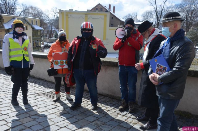 Zamiast topienia tradycyjnej Marzanny, w Kłodzku utopili kukłę koronawirusa 