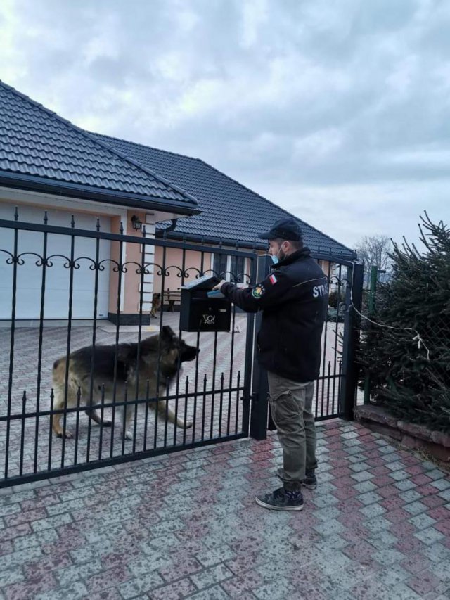 Materiały mają przede wszystkim trafić do mieszkańców wykluczonych cyfrowo, którzy nie korzystają z zasobów Internetu, często są samotni lub nie radzą sobie z informacją z innych źródeł.