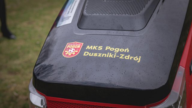 Władze Dusznik-Zdroju przekazały sprzęt zakupiony dla MKS ZEM Pogoń Duszniki-Zdrój w ramach Budżetu Obywatelskiego 2021.