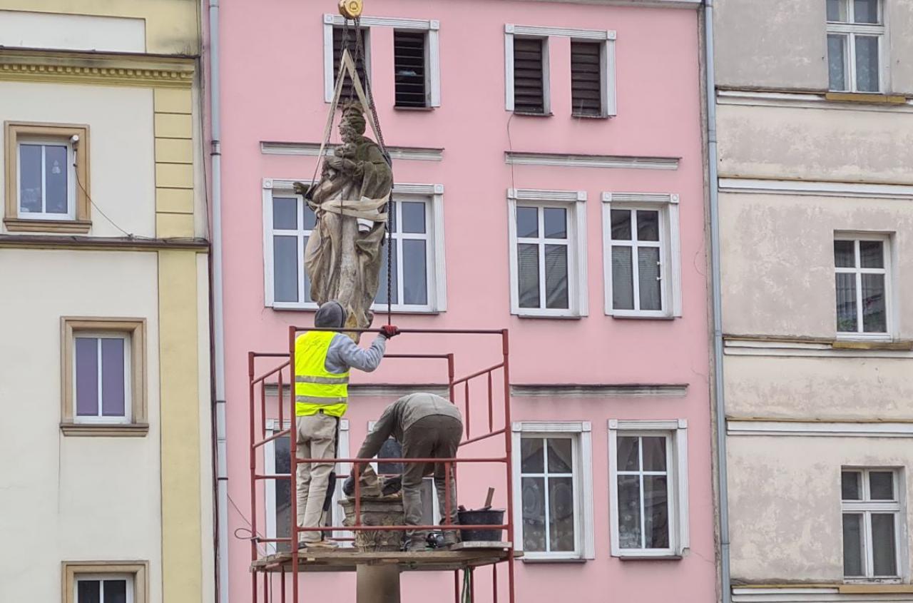 Zakres prac obejmować będzie konserwację figury, kolumny wraz z postumentem oraz ogrodzenie wraz ze schodami. 