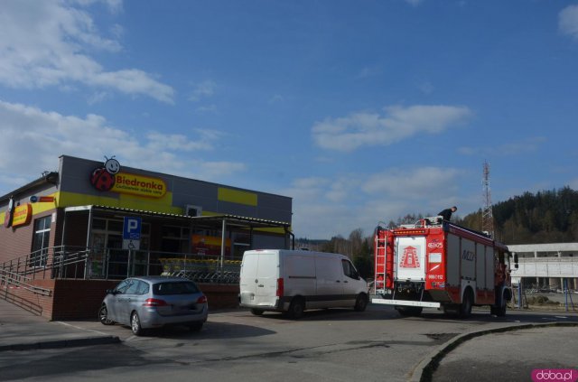 Ogień pojawił się w części magazynowej, a prawdopodobną przyczyną było zwarcie instalacji elektrycznej. 