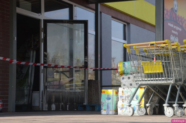 Ogień pojawił się w części magazynowej, a prawdopodobną przyczyną było zwarcie instalacji elektrycznej. 