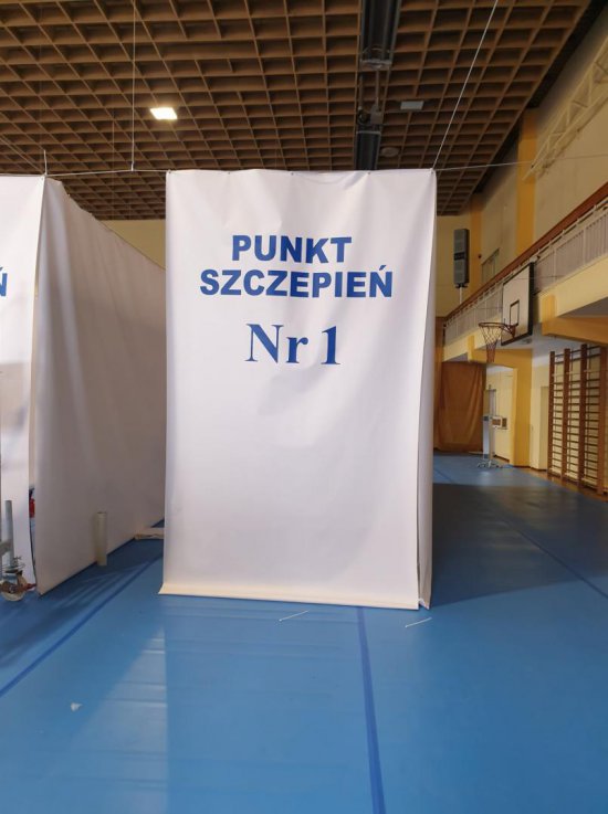 W hali sportowej w Nowej Rudzie-Słupcu, przy ulicy Kłodzkiej 16, został przygotowany Punkt Szczepień Powszechnych we współpracy z NZOZ Evita.