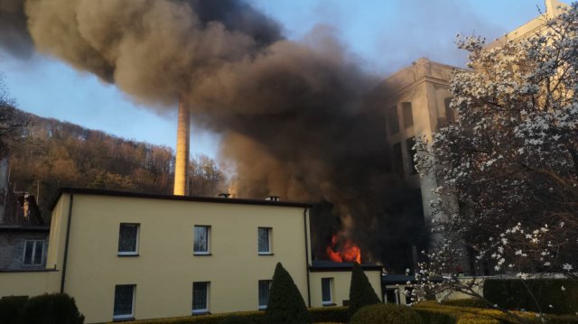 [WIDEO] Pożar na terenie byłej fabryki lnu
