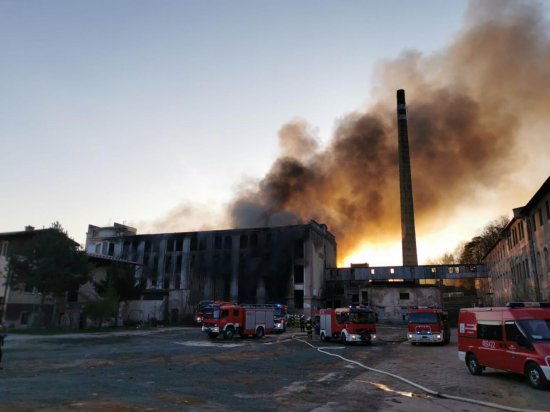 [WIDEO] Pożar na terenie byłej fabryki lnu