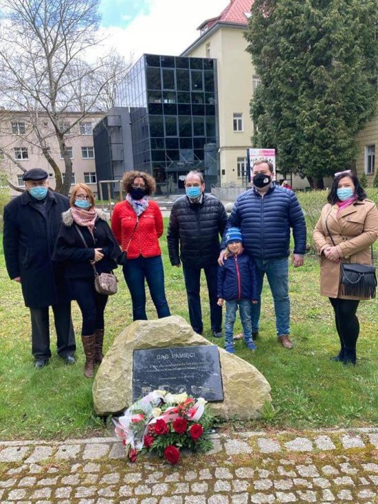 Z okazji 230 rocznicy uchwalenia Konstytucji 3 Maja, pod Dębem Niepodległości zasadzonym w polanickim Parku Zdrojowym w Polanicy-Zdroju złożone zostały wiązanki kwiatów.