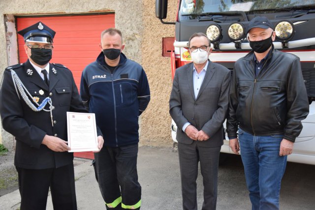 Strażacy, ochotnicy z Szalejowa Dolnego, Bożkowa oraz Jugowa otrzymali nowy sprzęt, jaki zakupiony został przez powiat kłodzki w ramach Budżetu Obywatelskiego 2021.