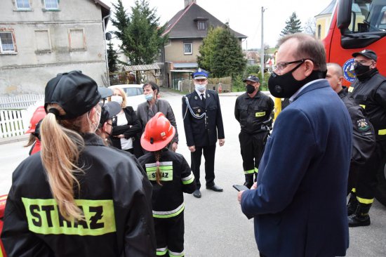 Strażacy, ochotnicy z Szalejowa Dolnego, Bożkowa oraz Jugowa otrzymali nowy sprzęt, jaki zakupiony został przez powiat kłodzki w ramach Budżetu Obywatelskiego 2021.