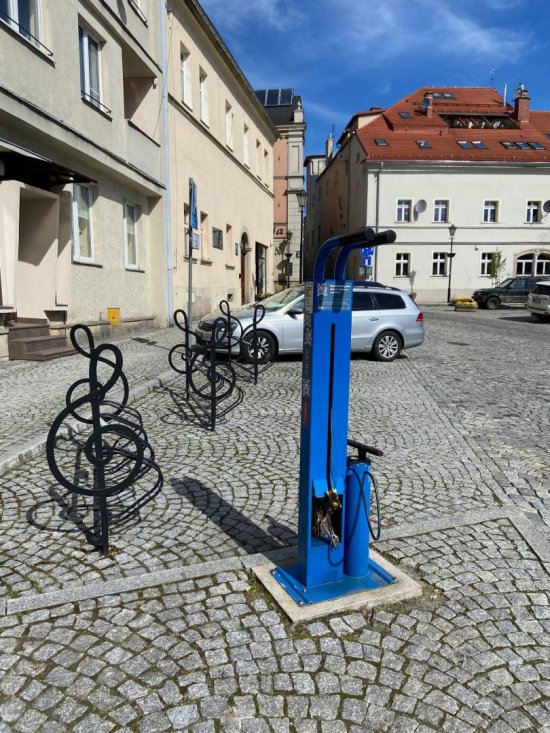 Zlokalizowane w czterech miejscach na terenie miasta urządzenia zamontowane zostały w ramach projektu ,,Polsko-Czeskie doładowanie finansowanego ze środku z Unii Europejskiej. 