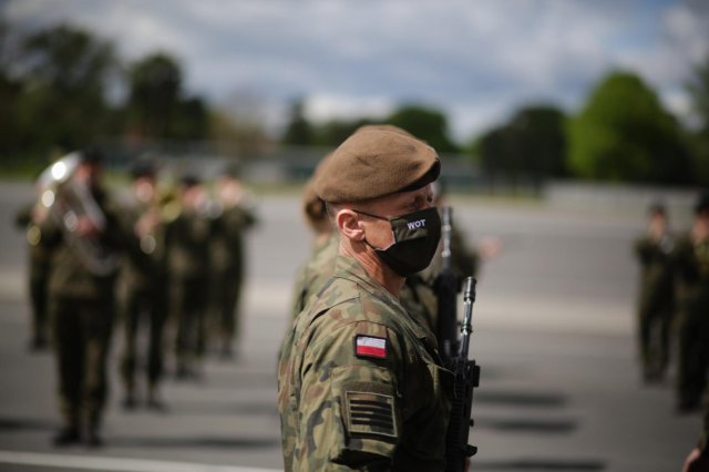 uczniowie szkół średnich o profilu wojskowym z Kłodzka i Kamiennej Góry po ukończeniu 18 roku życia założyli mundur żołnierza Wojska Polskiego.