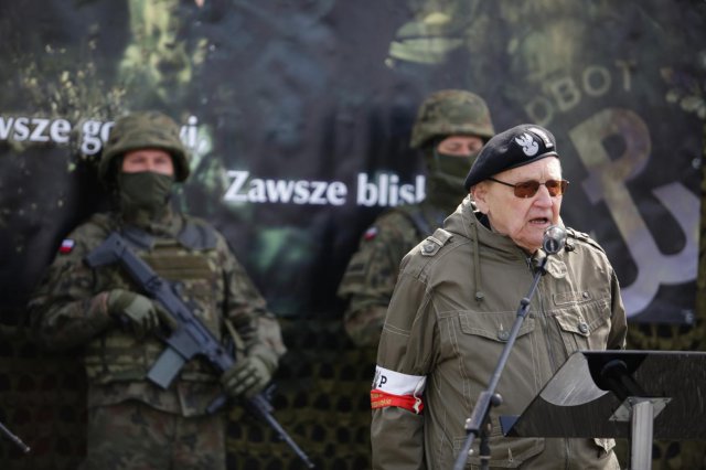 uczniowie szkół średnich o profilu wojskowym z Kłodzka i Kamiennej Góry po ukończeniu 18 roku życia założyli mundur żołnierza Wojska Polskiego.