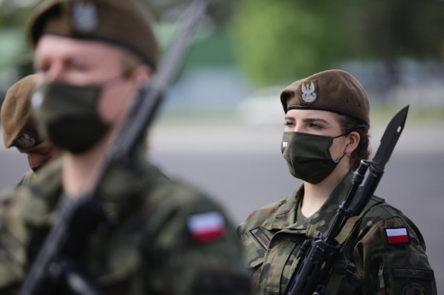 uczniowie szkół średnich o profilu wojskowym z Kłodzka i Kamiennej Góry po ukończeniu 18 roku życia założyli mundur żołnierza Wojska Polskiego.