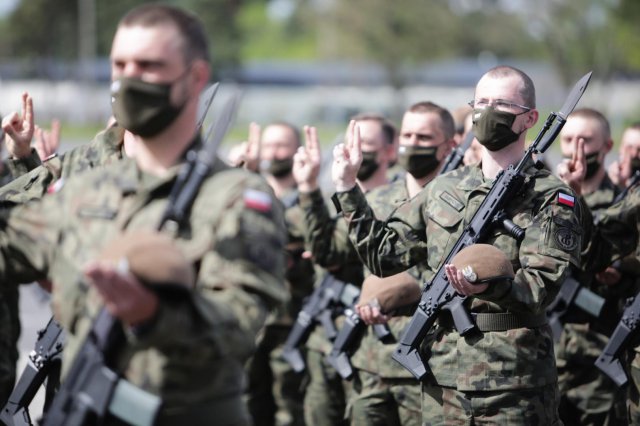 uczniowie szkół średnich o profilu wojskowym z Kłodzka i Kamiennej Góry po ukończeniu 18 roku życia założyli mundur żołnierza Wojska Polskiego.