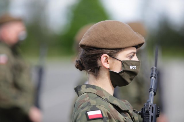 uczniowie szkół średnich o profilu wojskowym z Kłodzka i Kamiennej Góry po ukończeniu 18 roku życia założyli mundur żołnierza Wojska Polskiego.