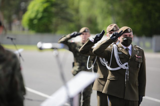 uczniowie szkół średnich o profilu wojskowym z Kłodzka i Kamiennej Góry po ukończeniu 18 roku życia założyli mundur żołnierza Wojska Polskiego.