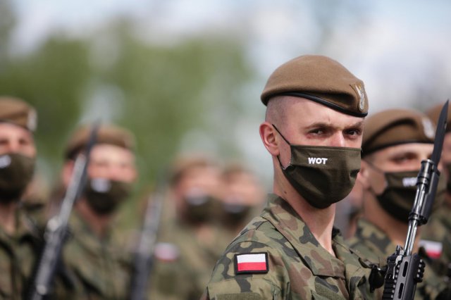 uczniowie szkół średnich o profilu wojskowym z Kłodzka i Kamiennej Góry po ukończeniu 18 roku życia założyli mundur żołnierza Wojska Polskiego.