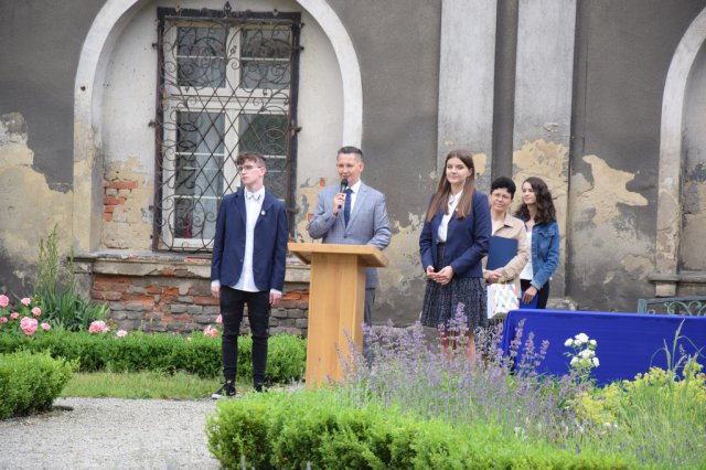 Rok szklony uroczyście żegnają dziś również uczniowie I Liceum Ogólnokształcącego im. Bolesława Chrobrego w Kłodzku.