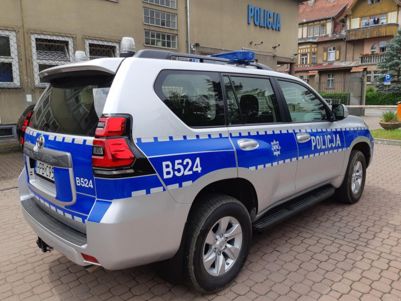 Nowy oznakowany radiowóz trafił do Komedy Powiatowej Policji w Kłodzku [Foto]