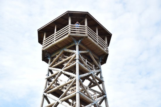 Wieża wykonana jest z drewna świerkowego, a jej wysokość to 24 m. 