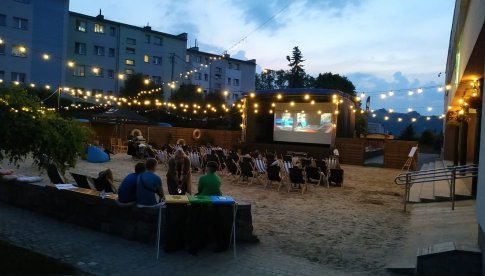 Przy Miejskim Ośrodku Kultury w Nowej Rudzie powstała plaża i plenerowe kino, gdzie w ramach Filmowego lata na pograniczu organizowane są seanse filmowe. 