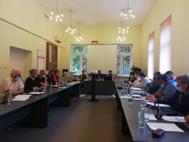 Rada Gminy Kłodzko podczas ostatniej sesji jednogłośnie udzieliła wójtowi wotum zaufania oraz absolutorium z tytułu wykonania budżetu za 2020 rok.