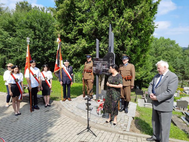Na cmentarzu komunalnym pod Pomnikiem Ofiar Wołyńskich w Polanicy-Zdroju odbyły się uroczyste obchody 78. rocznicy ludobójstwa na polskiej ludności 