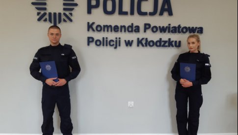 Akty ślubowania nowo przyjętym wręczył p. o. Zastępca Komendanta Powiatowego Policji w Kłodzku.