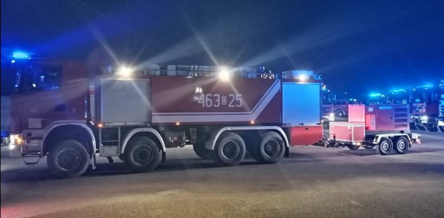 cji. Działania prowadzone są na wyspie Evia, gdzie sytuacja pożarowa jest bardzo trudna.