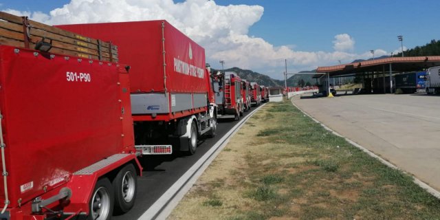 cji. Działania prowadzone są na wyspie Evia, gdzie sytuacja pożarowa jest bardzo trudna.