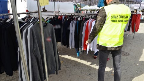 Funkcjonariusze Straży Granicznej z Kłodzka kolejny raz w tym roku zatrzymali podrabiane ubrania
