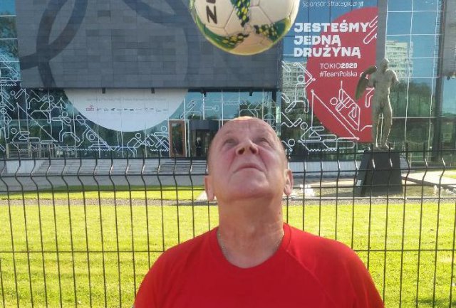 Wielokrotny rekordzista Księgi rekordów Guinnessa w podbijaniu różnych rodzajów piłek, Janusz Chomontek przyjedzie do Kłodzka.