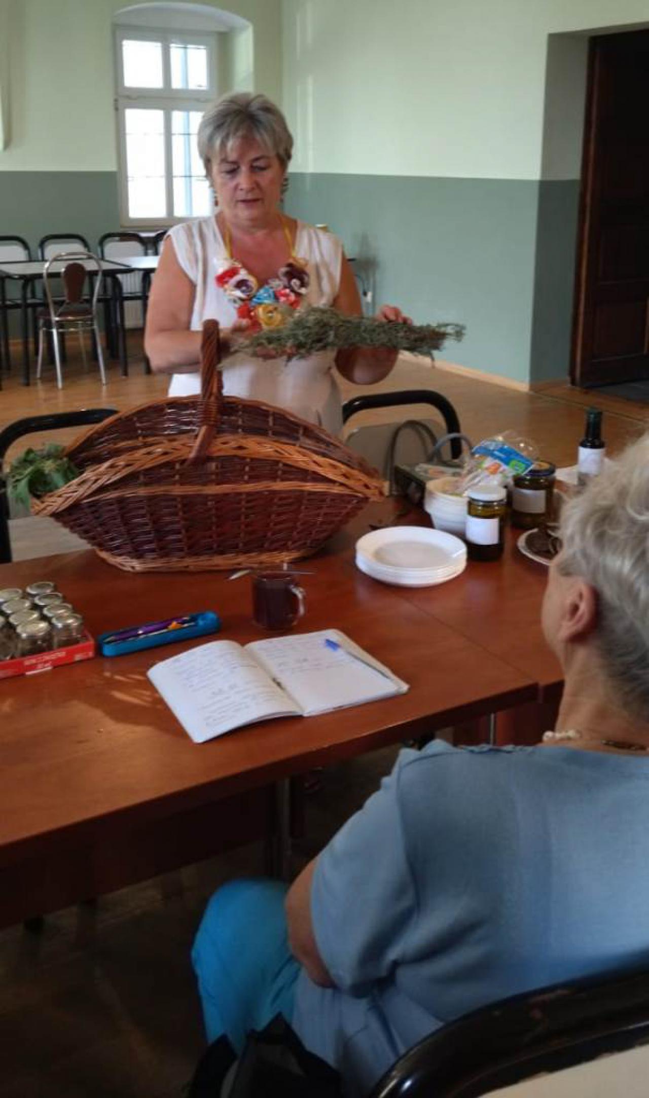Seniorzy poznali dobroczynne działanie ziół [Foto]