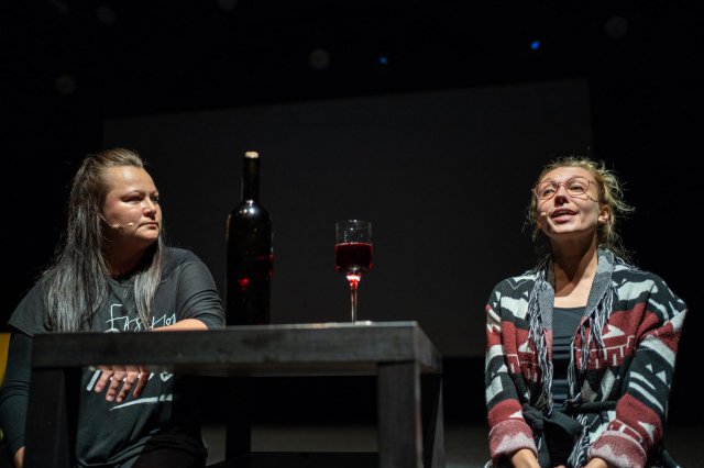 W sobotę, 18 września w sali widowiskowej Miejsko-Gminnego Ośrodka Kultury w Bystrzycy Kłodzkiej odbyła się prapremiera spektaklu Kobiety, wino i śmiech.