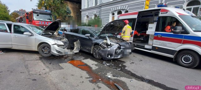 na ul. Bohaterów Getta w Kłodzku doszło do zderzenia dwóch pojazdów marki: Toyota i Opel
