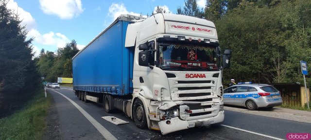 Zdarzenie drogowe z udziałem 3 ciężarówek i osobówki na DK-8 w Szczytnej [Foto]