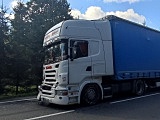 Zdarzenie drogowe z udziałem 3 ciężarówek i osobówki na DK-8 w Szczytnej [Foto]