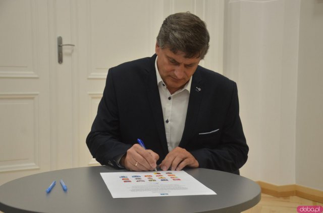 Samorządowcy z powiatu kłodzkiego, ząbkowickiego, świdnickiego oraz wałbrzyskiego podpisali akt notarialny spółki SIM Sudety