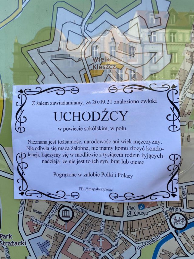 Klepsydry bez imion, nazwisk, ale z wyrazami współczucia i nawiązaniem do sytuacji migrantów, jaka ma miejsce na polsko-białoruskiej granicy pojawiły się w okolicach kłodzkiego rynku. 